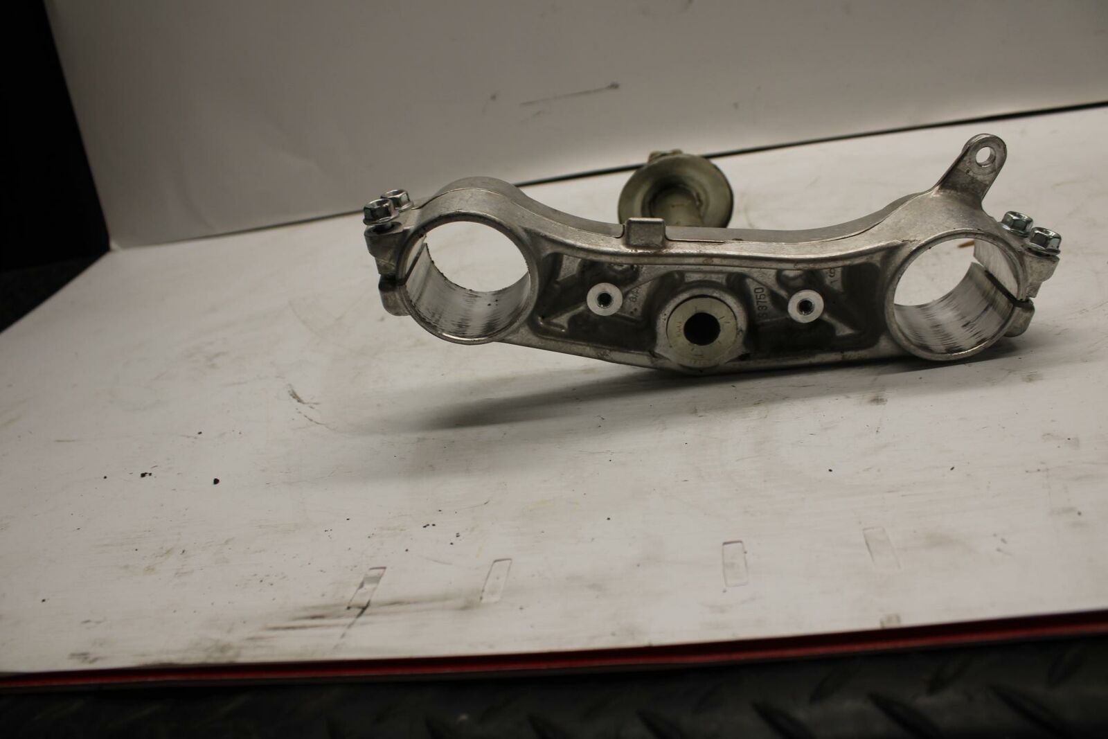 08-09 SUZUKI GSXR600 FRONT FORKS CLAMP LOWER TRIPLE TREE STEM 51410-01H10 BB262