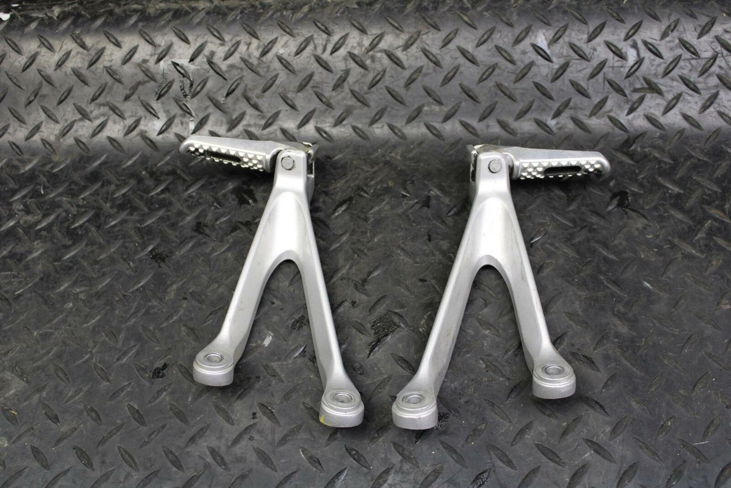 12-16 HONDA CBR1000RR REAR BACK PASSENGER PEG SET PAIR BB176