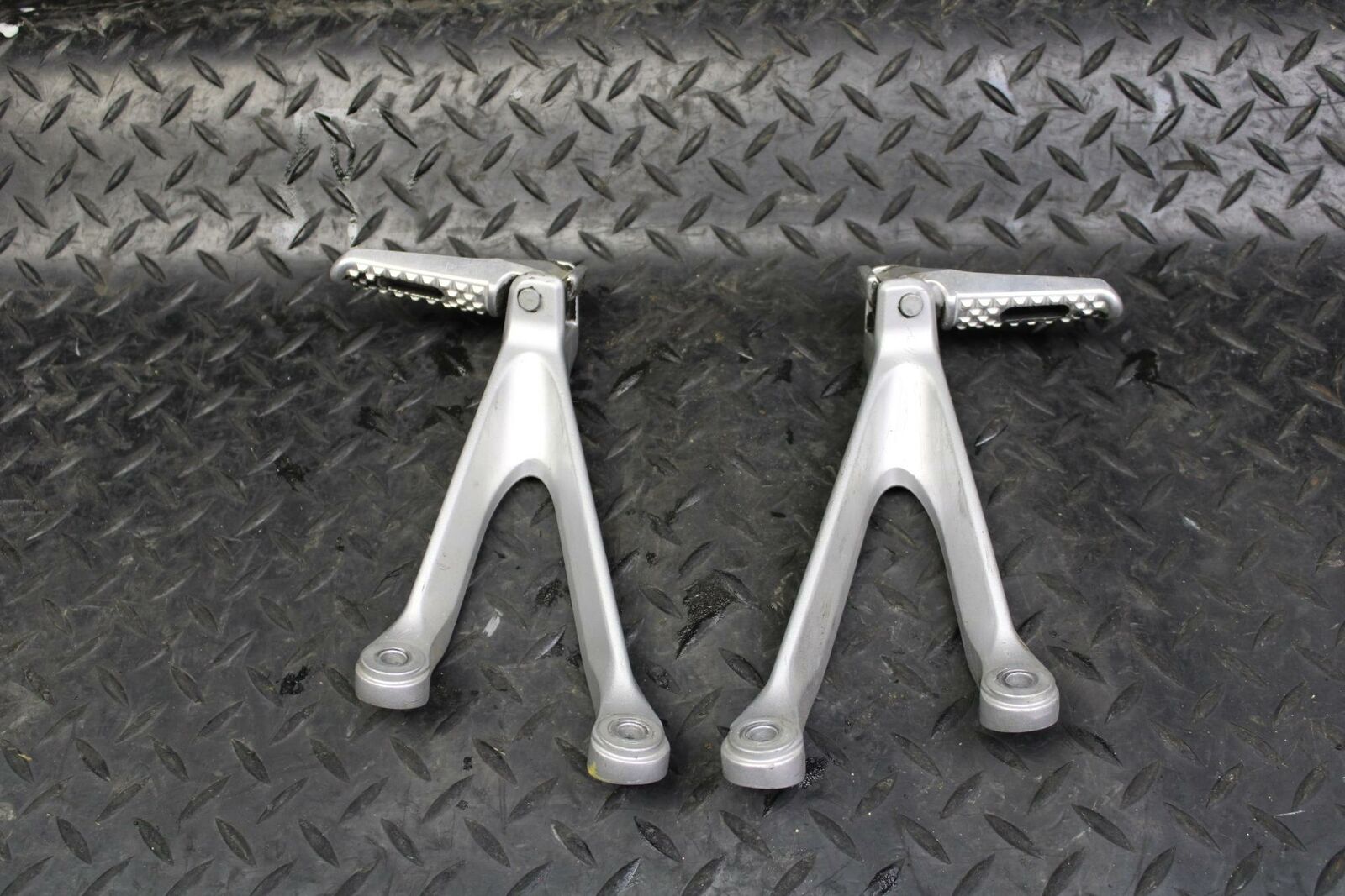 12-16 HONDA CBR1000RR REAR BACK PASSENGER PEG SET PAIR BB176