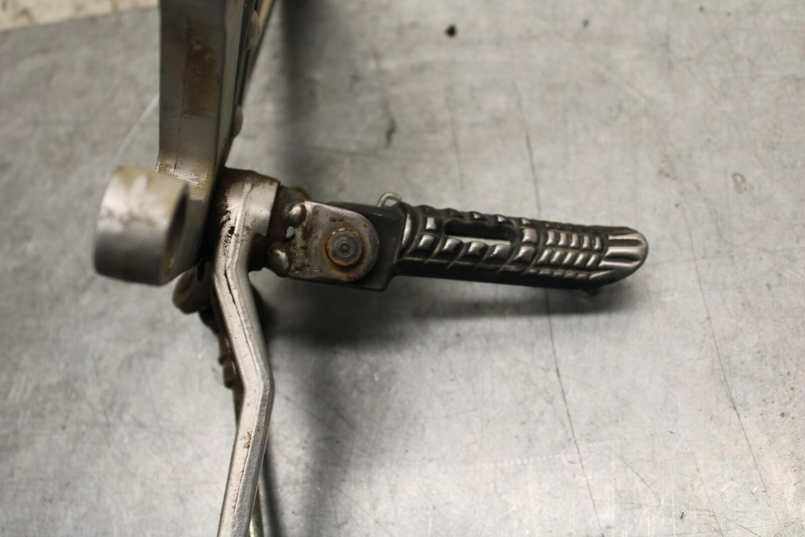 2001 Suzuki GSXR600 LEFT REARSET REAR SET DRIVER FOOT PEG REST STOP BB59
