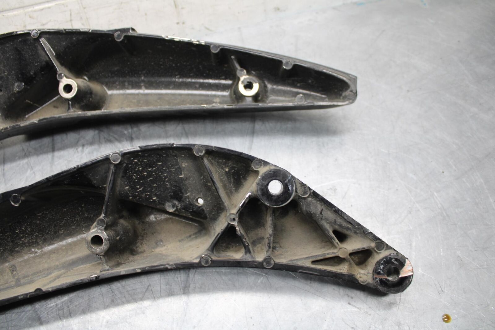 06-09 SUZUKI M109R BOULEVARD REAR BACK FENDER SUPPORT FRAME SUBFRAME BB501