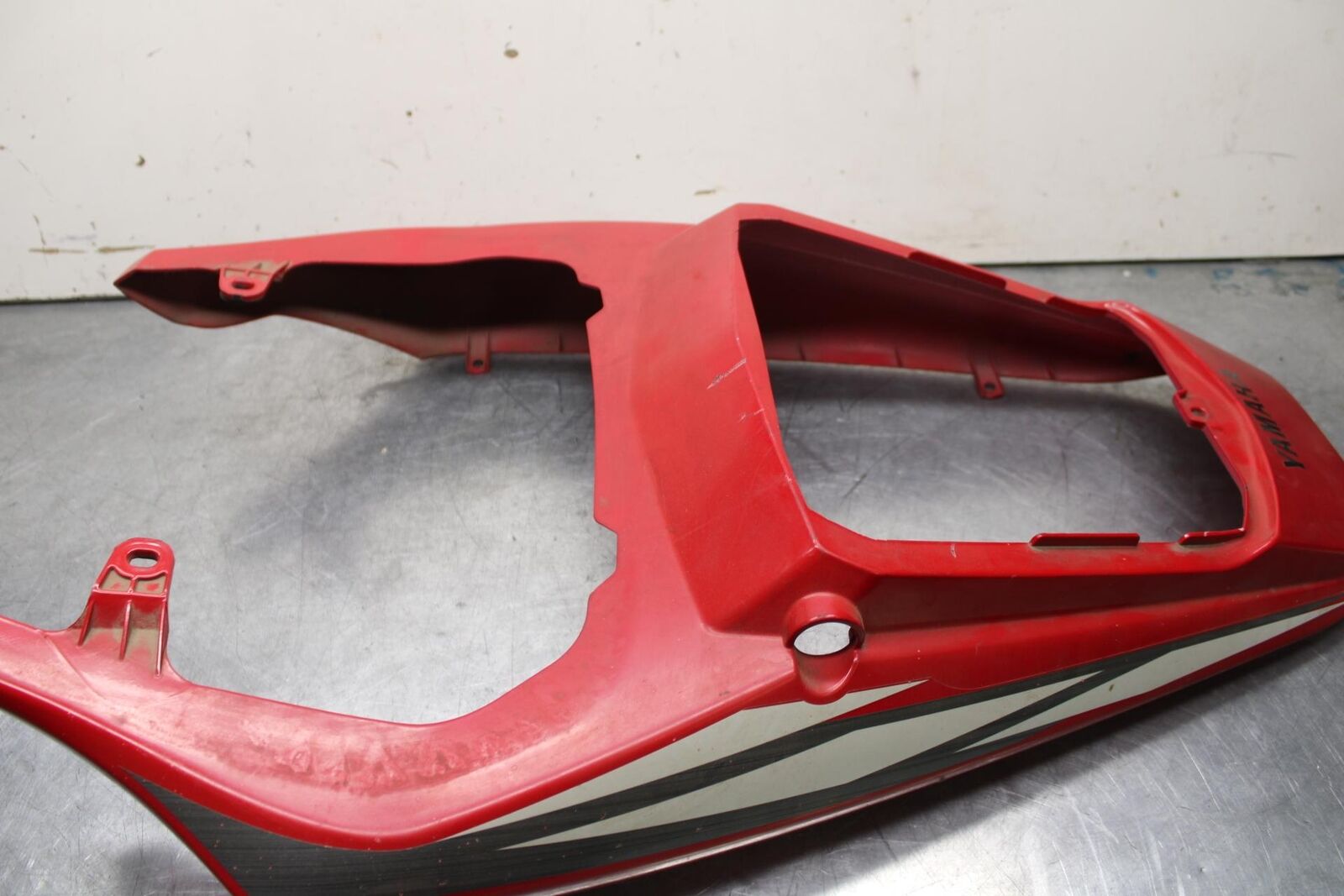 2004 Yamaha YZF R6 REAR BACK TAIL FAIRING COWL SHROUD 5SL-Y2171-80-P4 BB622