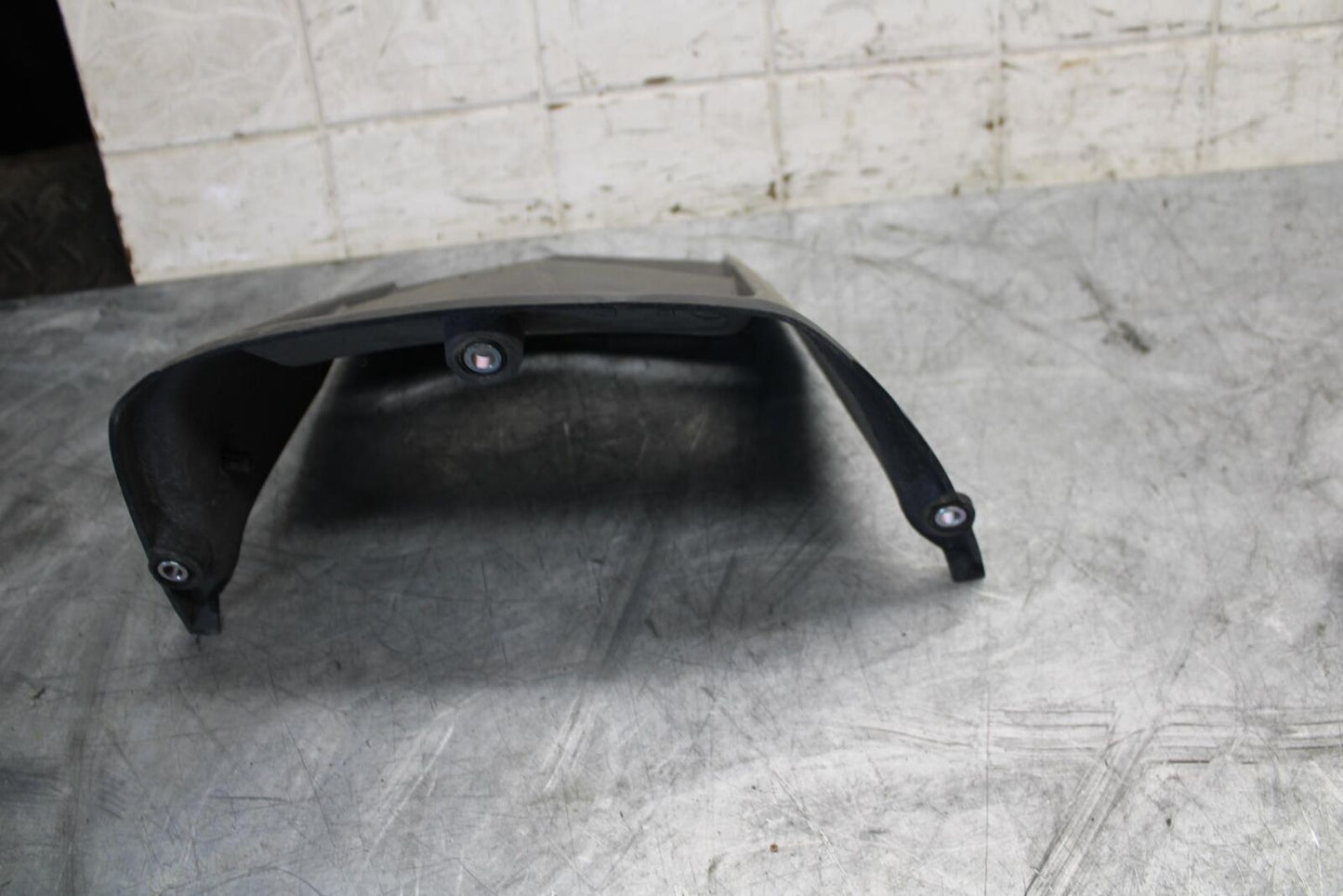 2009 Yamaha YZF R6 REAR BACK WHEEL TIRE HUGGER FENDER 2C0-21650-00-00 BB532