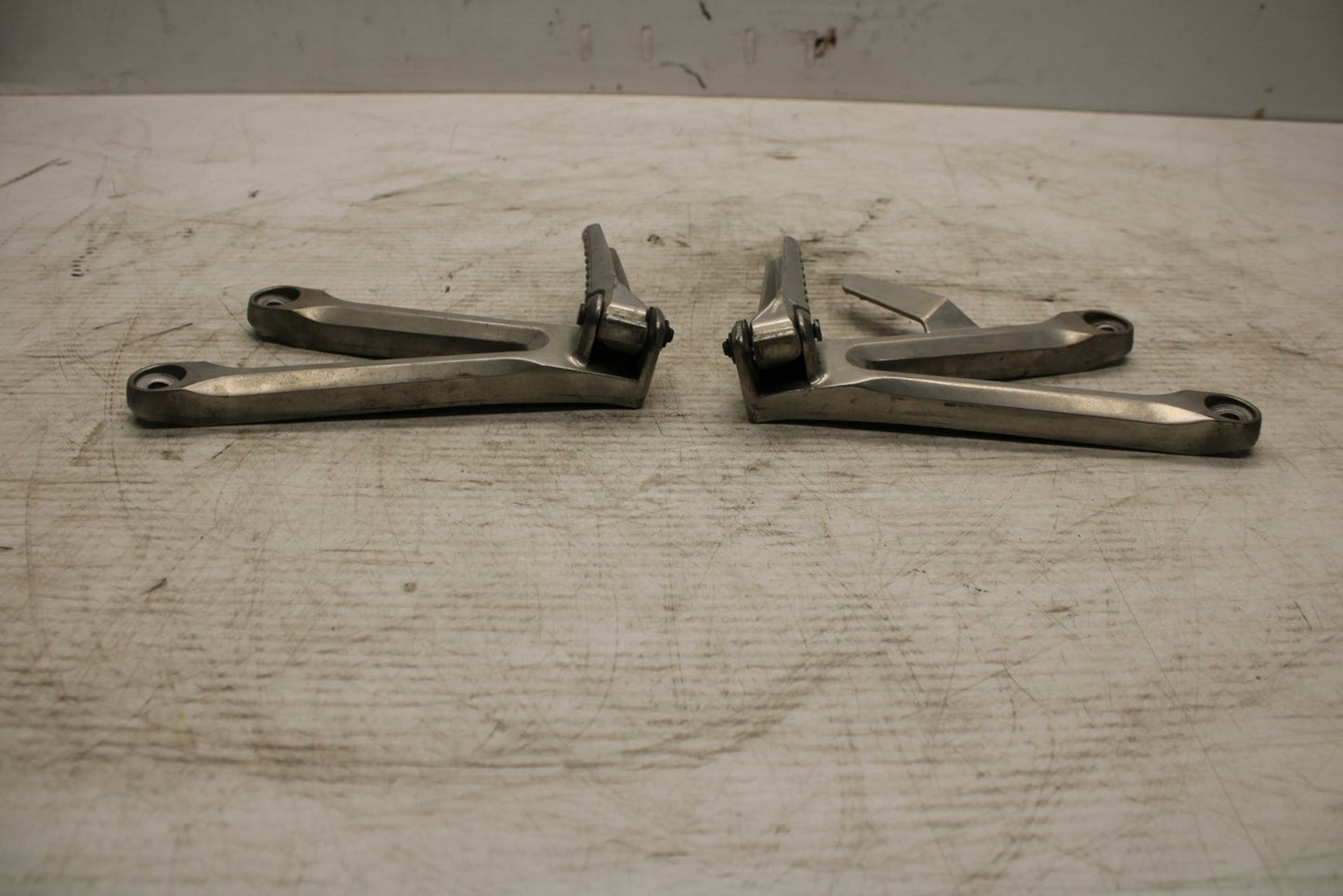 05-06 HONDA CBR600RR REAR BACK PASSENGER PEG SET PAIR BB307
