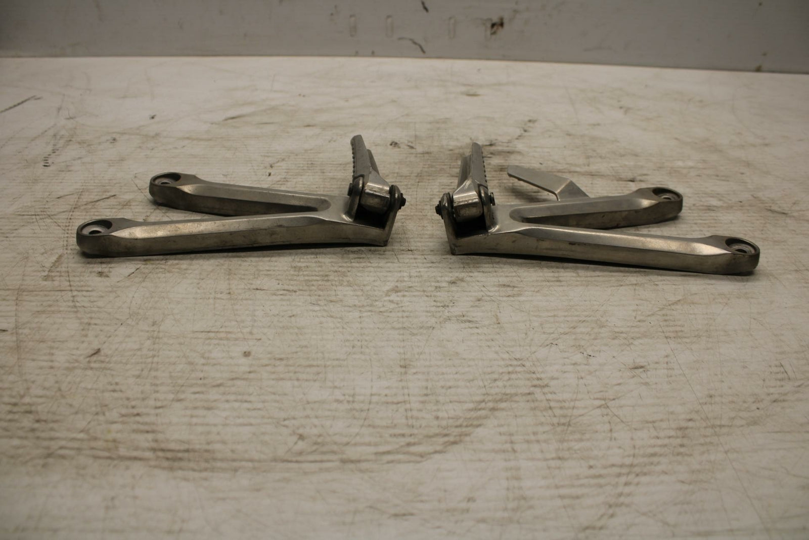 05-06 HONDA CBR600RR REAR BACK PASSENGER PEG SET PAIR BB307