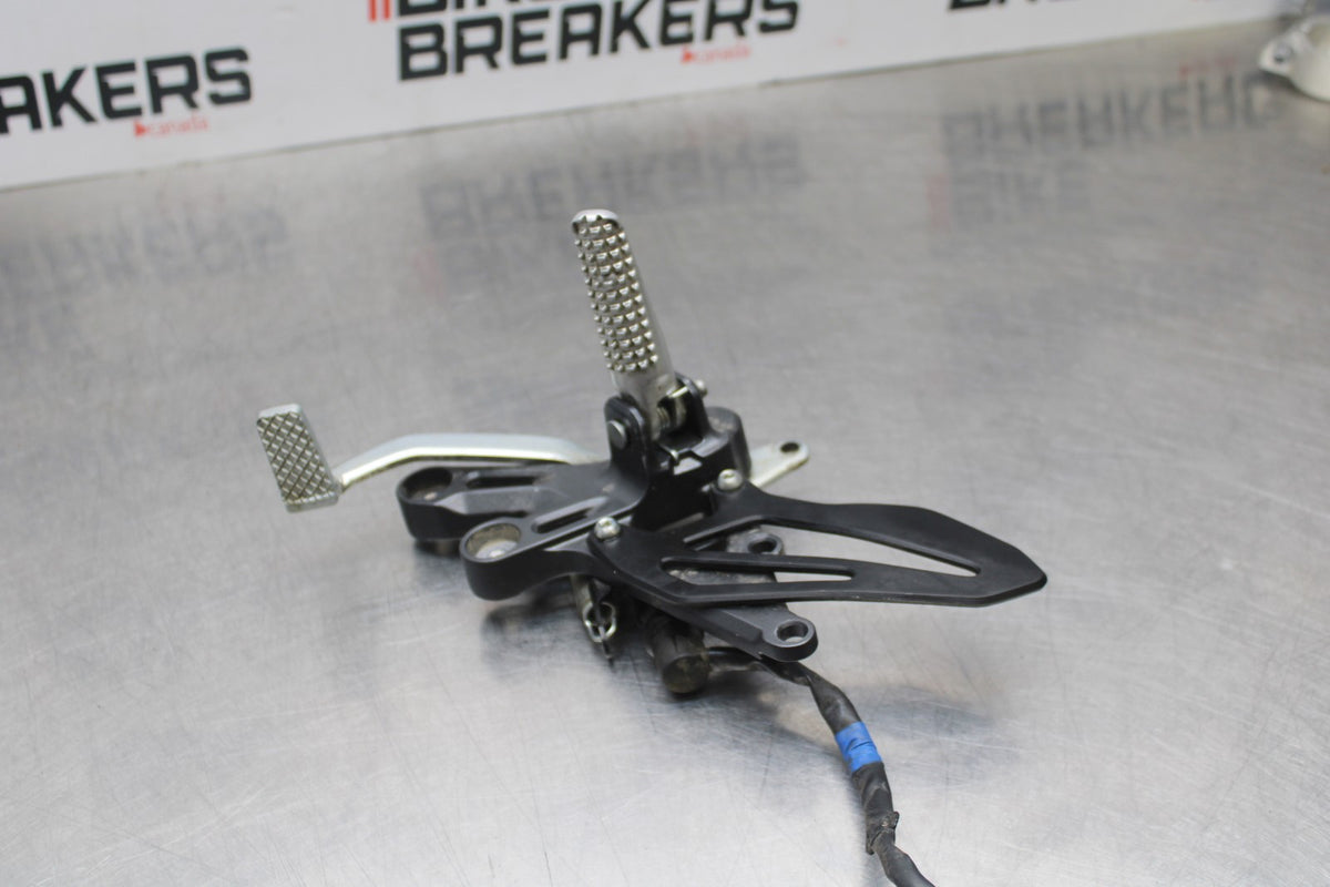 22-25 YAMAHA YZF R7 RIGHT REARSET REAR SET DRIVER FOOT PEG REST STOP BB769