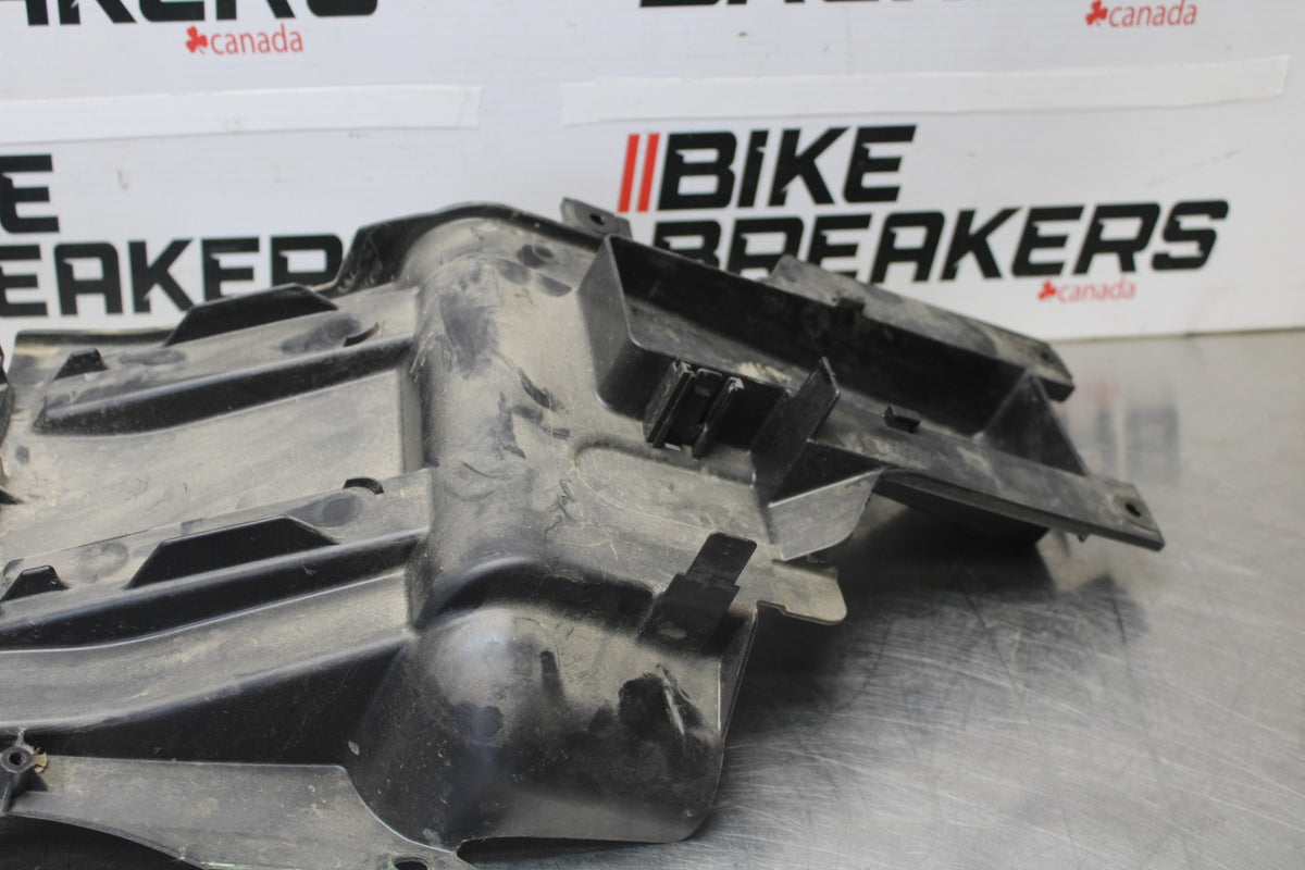 05-06 KAWASAKI NINJA ZX6R REAR BACK TAIL UNDERTAIL BATTERY TRAY PLASTIC BB877