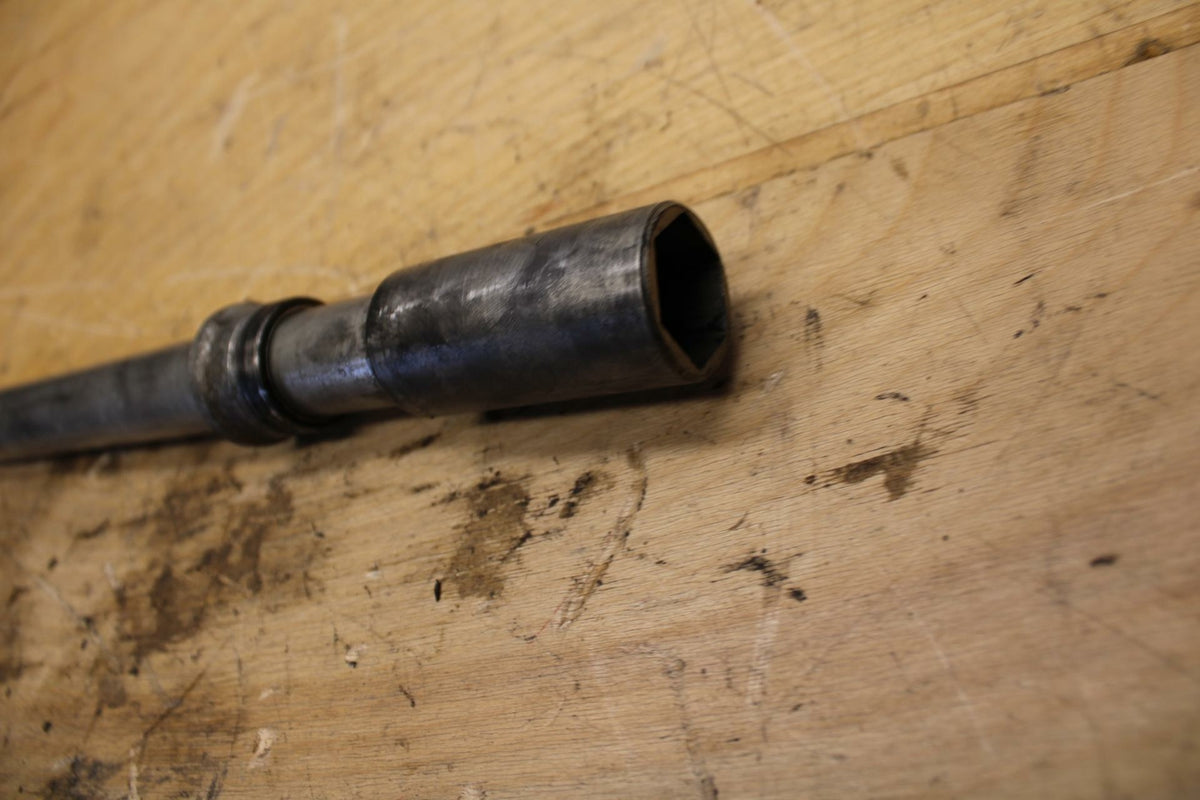 09-10 SUZUKI BOULEVARD M109R FRONT WHEEL RIM AXLE PIVOT BOLT BB318