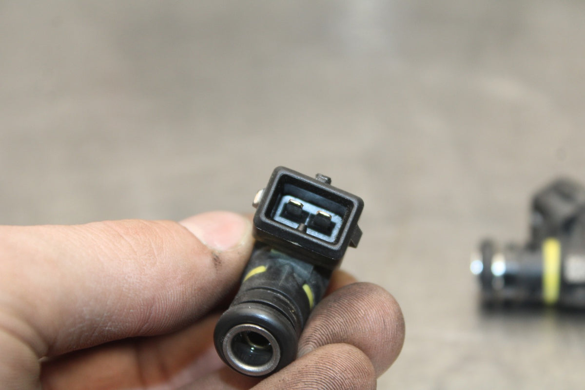 19 MOTO GUZZI V7 III FUEL INJECTOR SET PAIR BB831