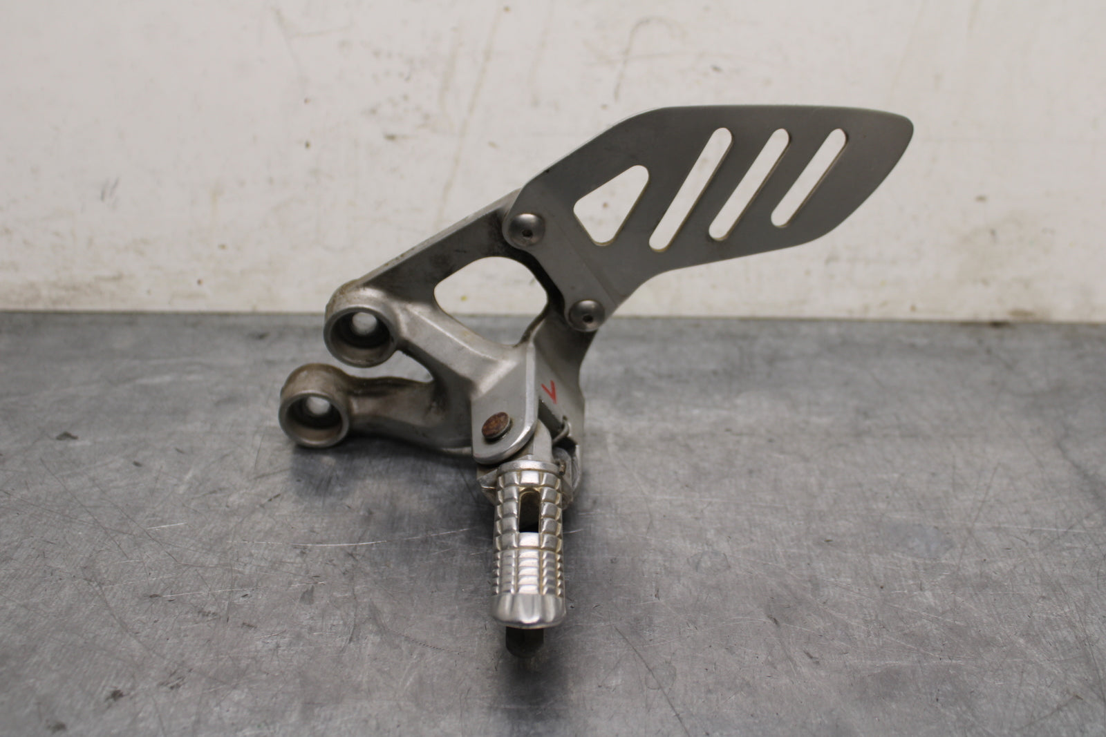 06-07 SUZUKI GSXR750 LEFT REARSET REAR SET DRIVER FOOT PEG REST STOP BB132