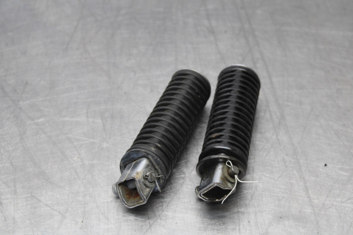 03 HONDA SHADOW SPIRIT 750 VT750DC REAR PASSENGER FOOT STEP PEG SET BB907