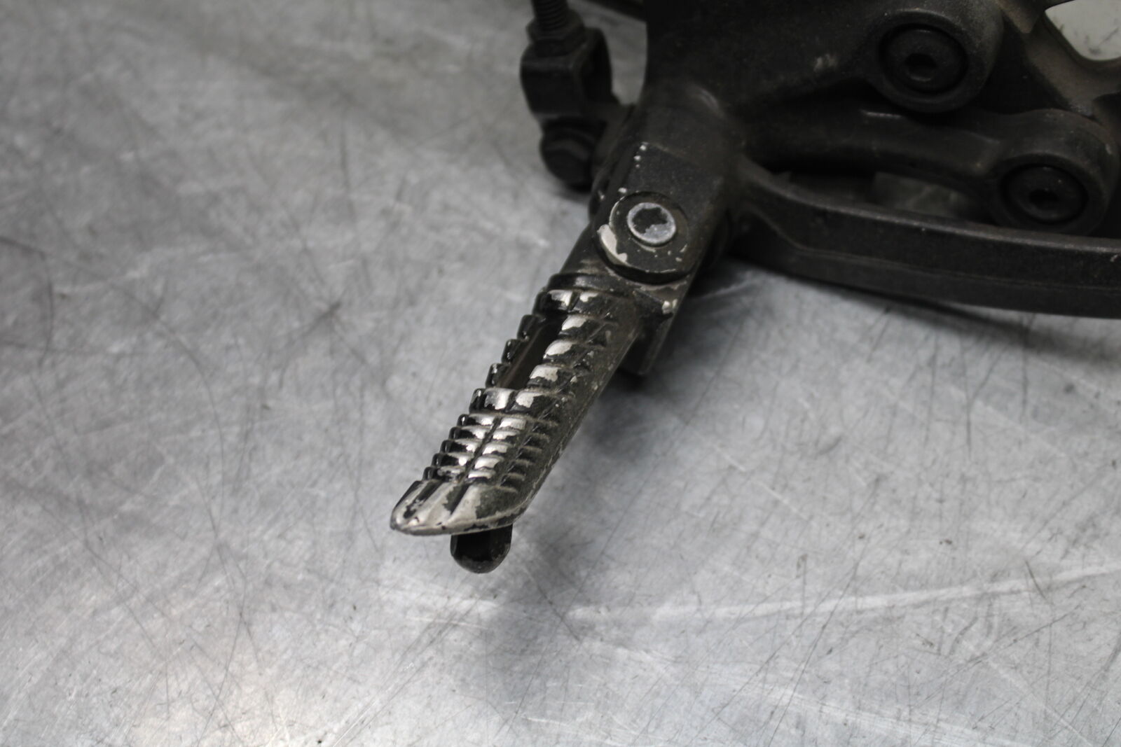 06-07 SUZUKI GSXR 600 RIGHT REARSET REAR SET DRIVER FOOT PEG REST STOP BB737