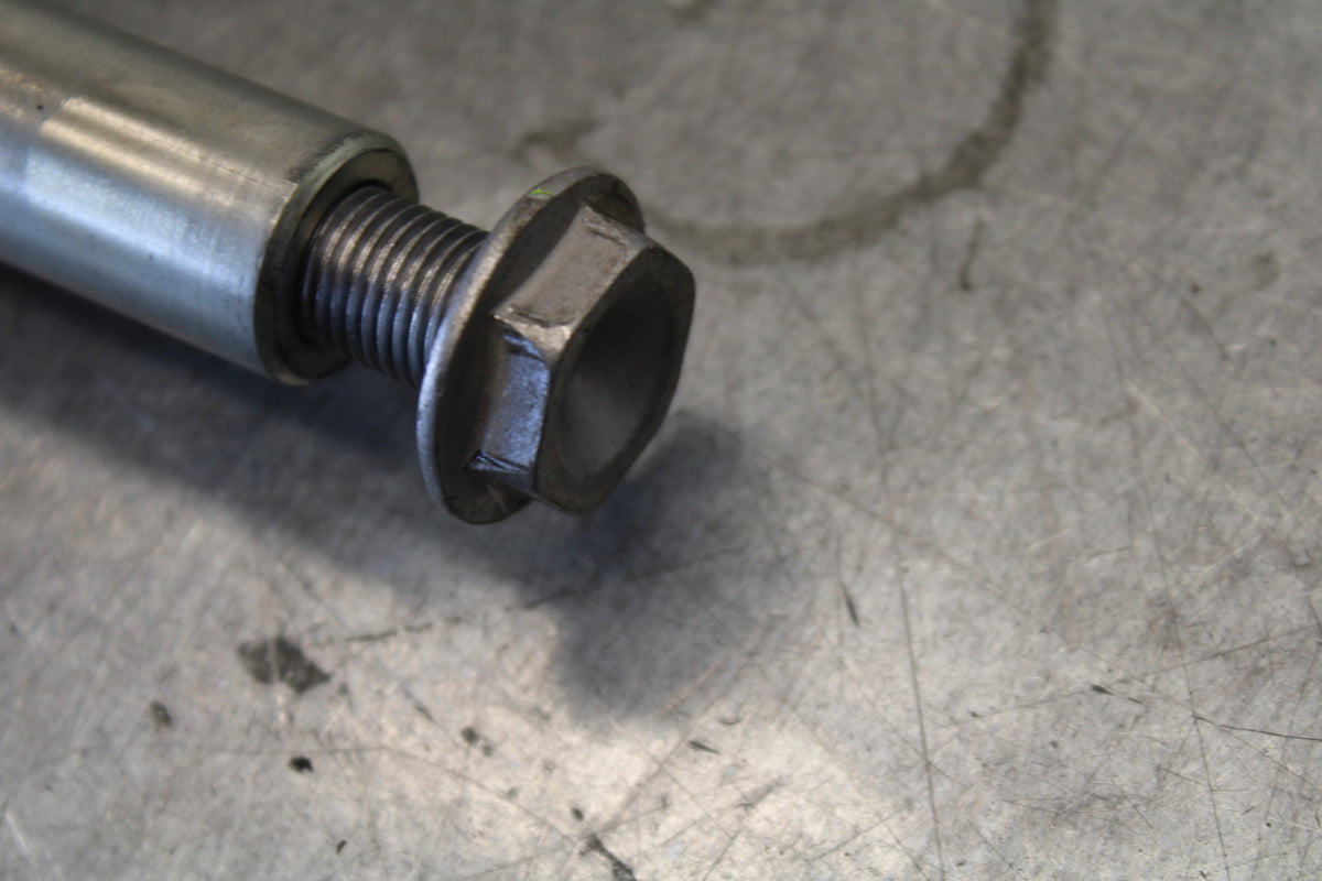 07-08 YAMAHA YZF R1 FRONT WHEEL RIM AXLE PIVOT BOLT BB675