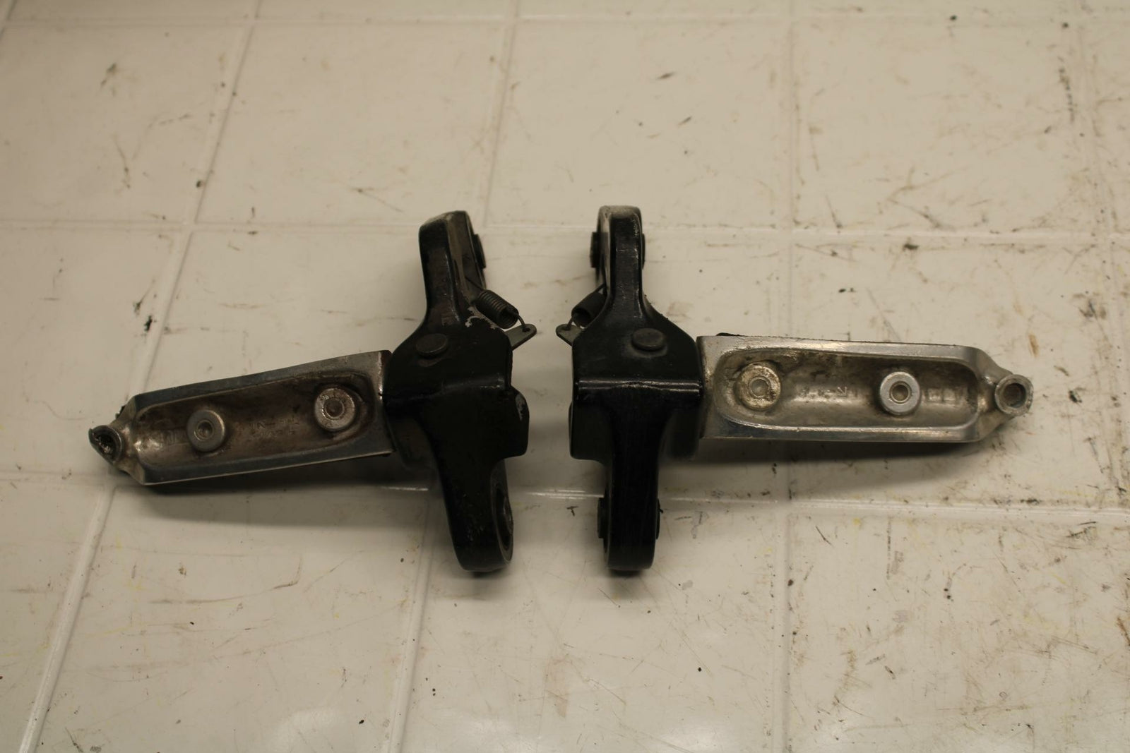04-05 SUZUKI KATANA 750 GSX750F LEFT RIGHT REARSET DRIVER PEG BRACKETS  BB16