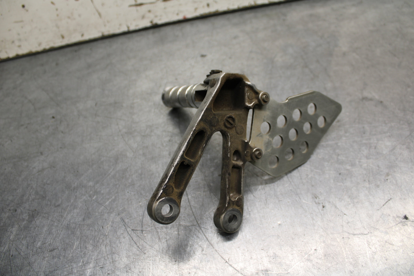 05-06 HONDA CBR600RR LEFT REARSET REAR SET DRIVER FOOT PEG REST STOP BB739