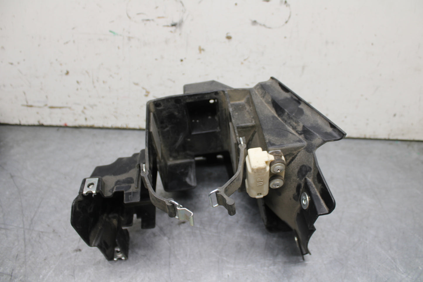17-24 YAMAHA BOLT XVS950 BATTERY TRAY BOX HOLDER BB729