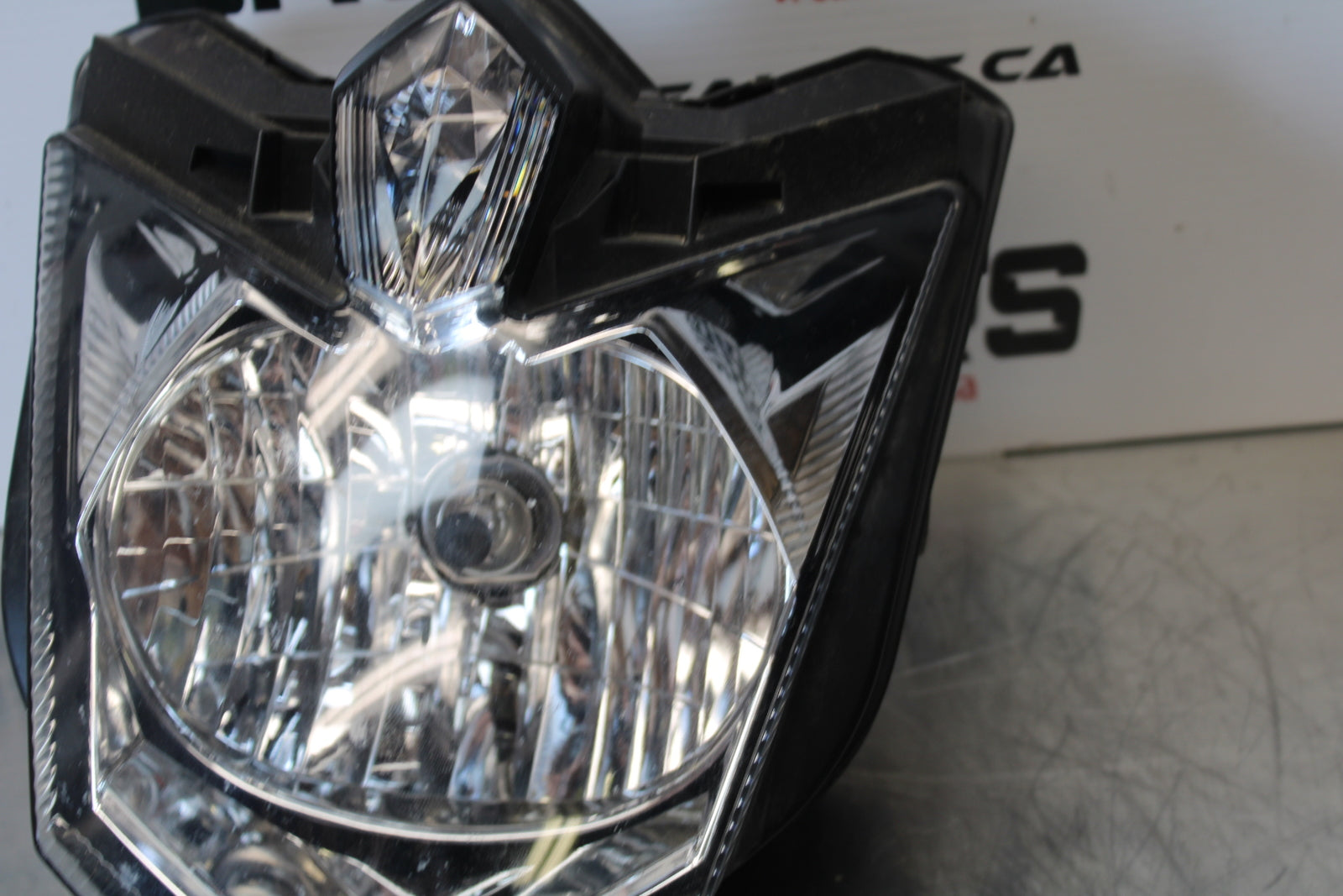 09-15 YAMAHA FZ6R FRONT HEADLIGHT HEAD LIGHT LAMP BB161
