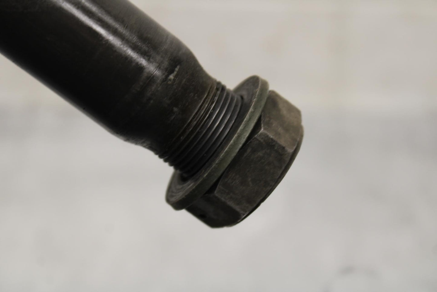 2007 Yamaha YZF R6S REAR AXLE BACK WHEEL PIVOT BOLT AXEL 5SL-25381-10-00 BB594