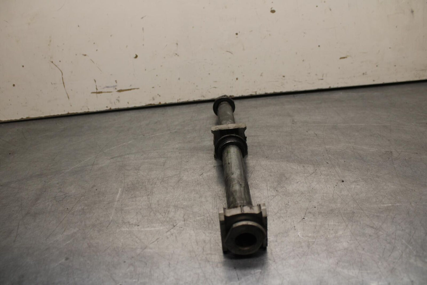 05-06 HONDA CBR600RR REAR AXLE BACK WHEEL RIM BOLT AXEL 42301-MEE-D00 BB624
