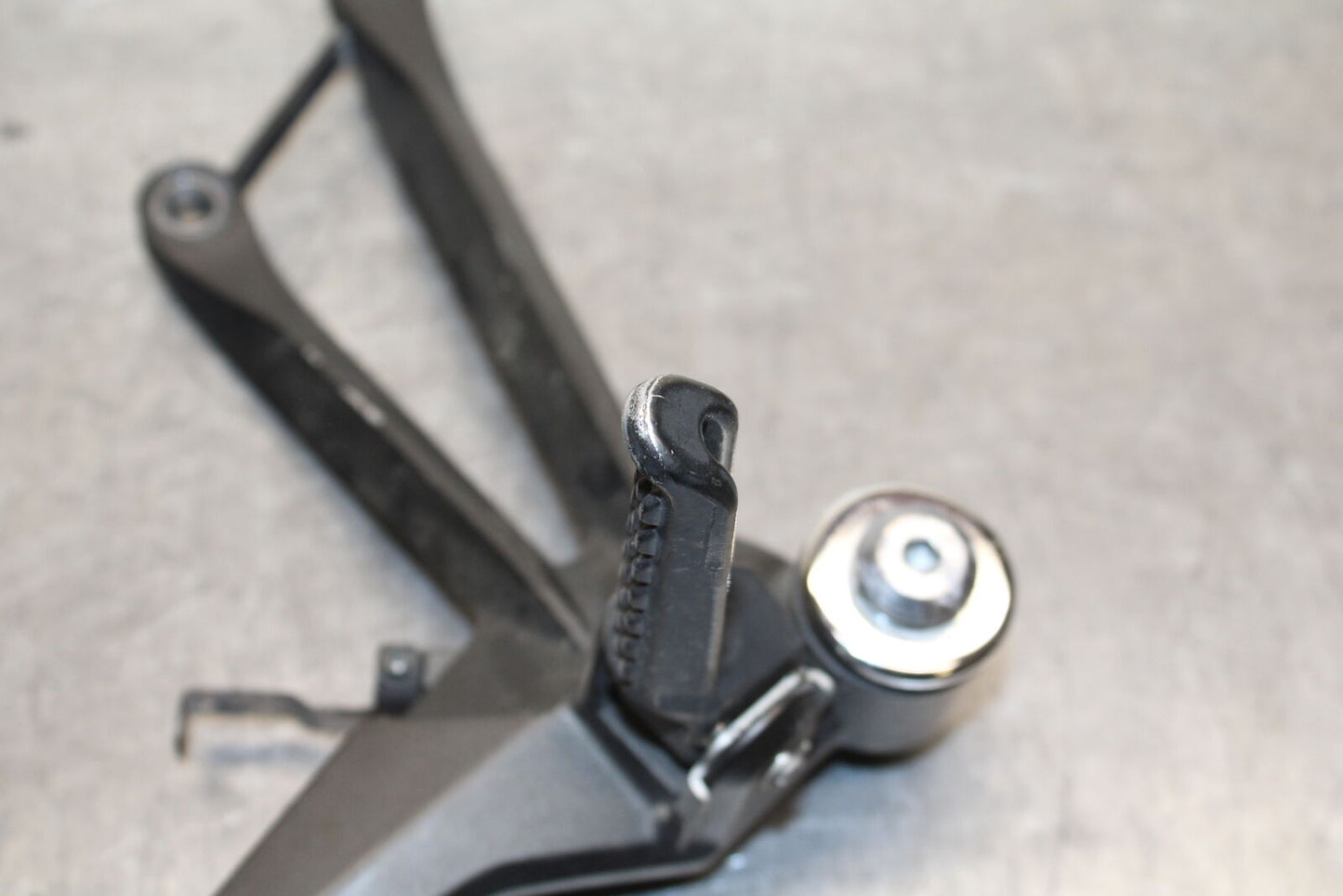 12-13 KAWASAKI Z1000 REAR BACK PASSENGER PEG SET PAIR BB743