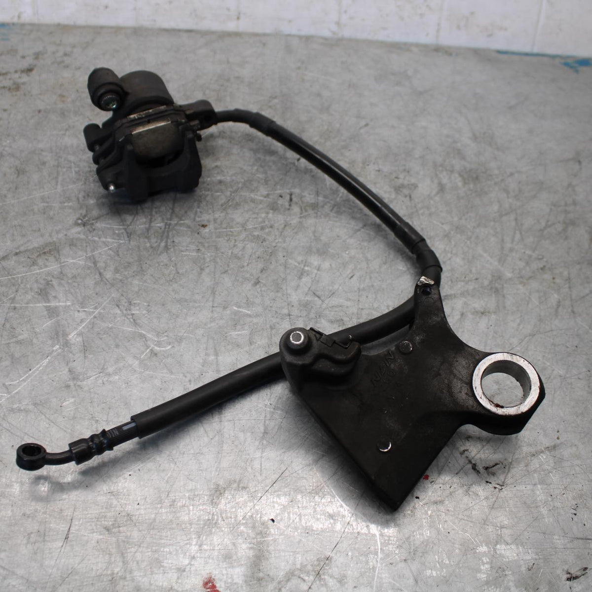 08-16 YAMAHA YZF R6 REAR BACK BRAKE CALIPER W MOUNT BRACKET BB431