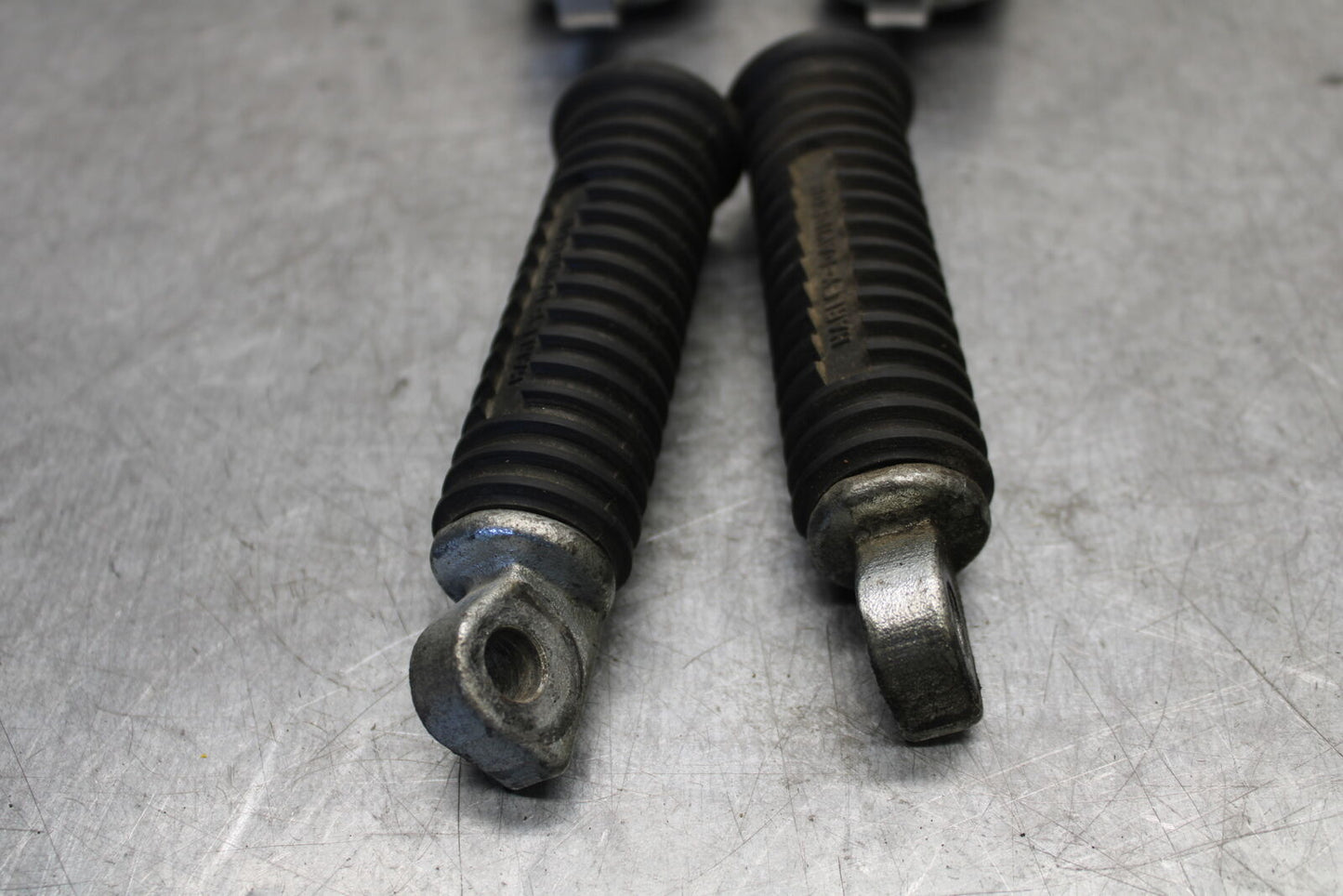 04-16 HARLEY-DAVIDSON SPORTSTER 883 FRONT REAR FOOT RESTS PEGS SET PAIR BB680