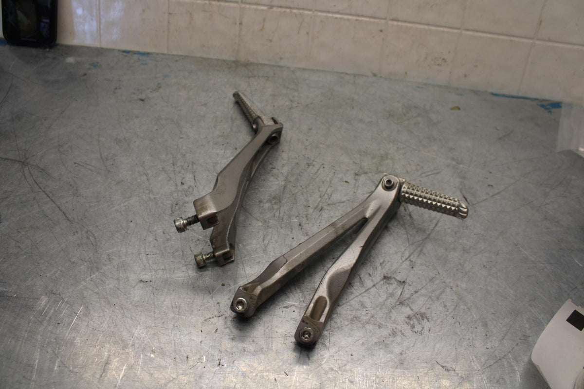 07-08 YAMAHA YZF R1 REAR BACK PASSENGER PEG SET PAIR BB425