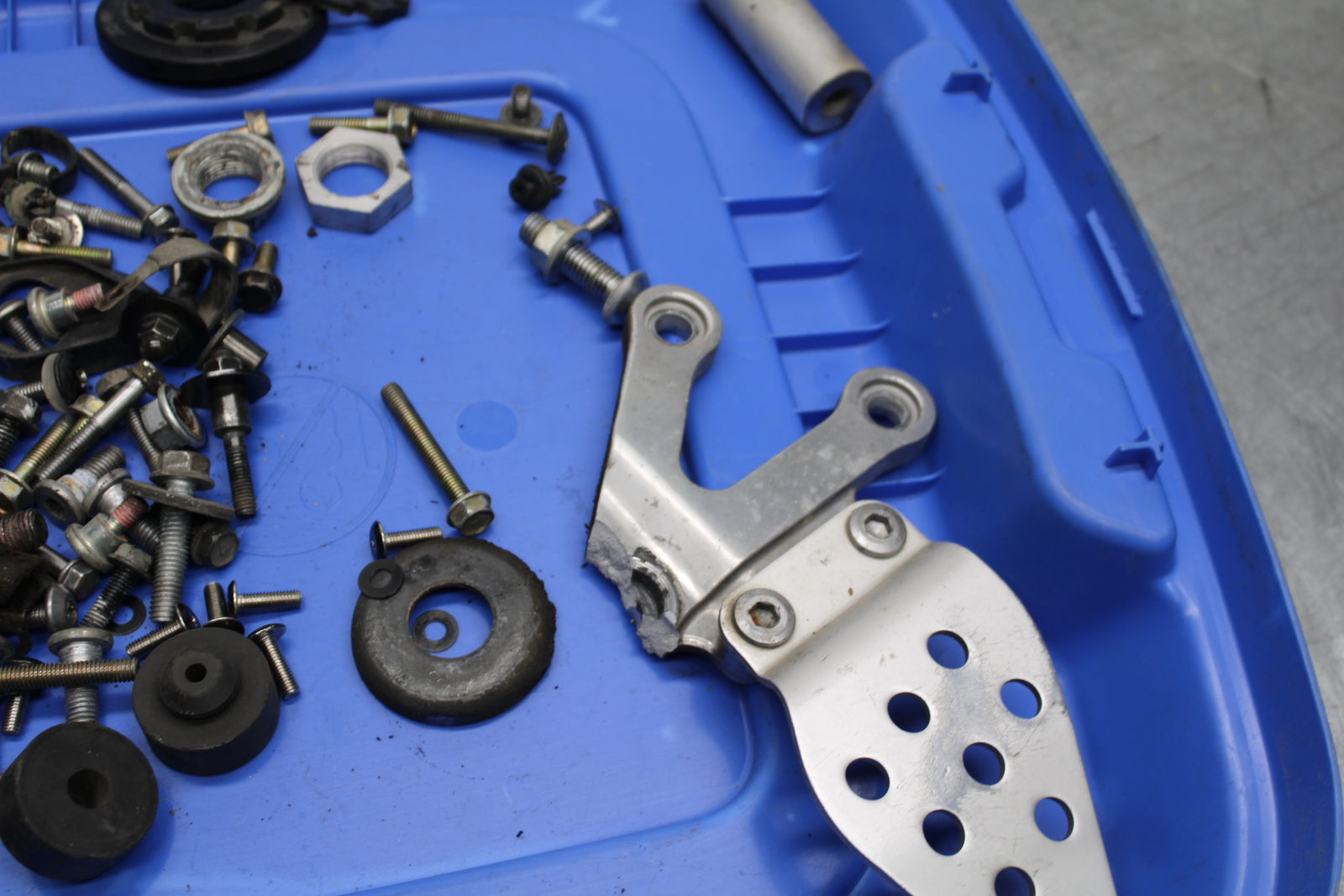 00-02 KAWASAKI NINJA ZX6R MOUNTING BOLTS HARDWARE MOTOR SCREWS BB750