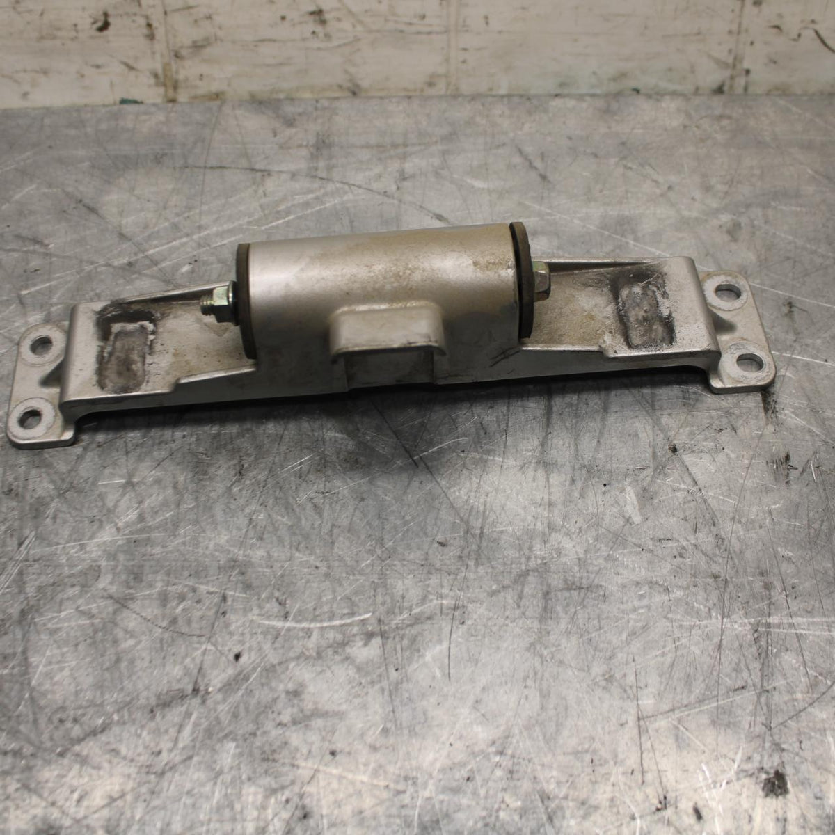 18 YAMAHA YZF R1  GAS TANK FUEL CELL PETROL RESERVOIR BRACKET MOUNT BB473