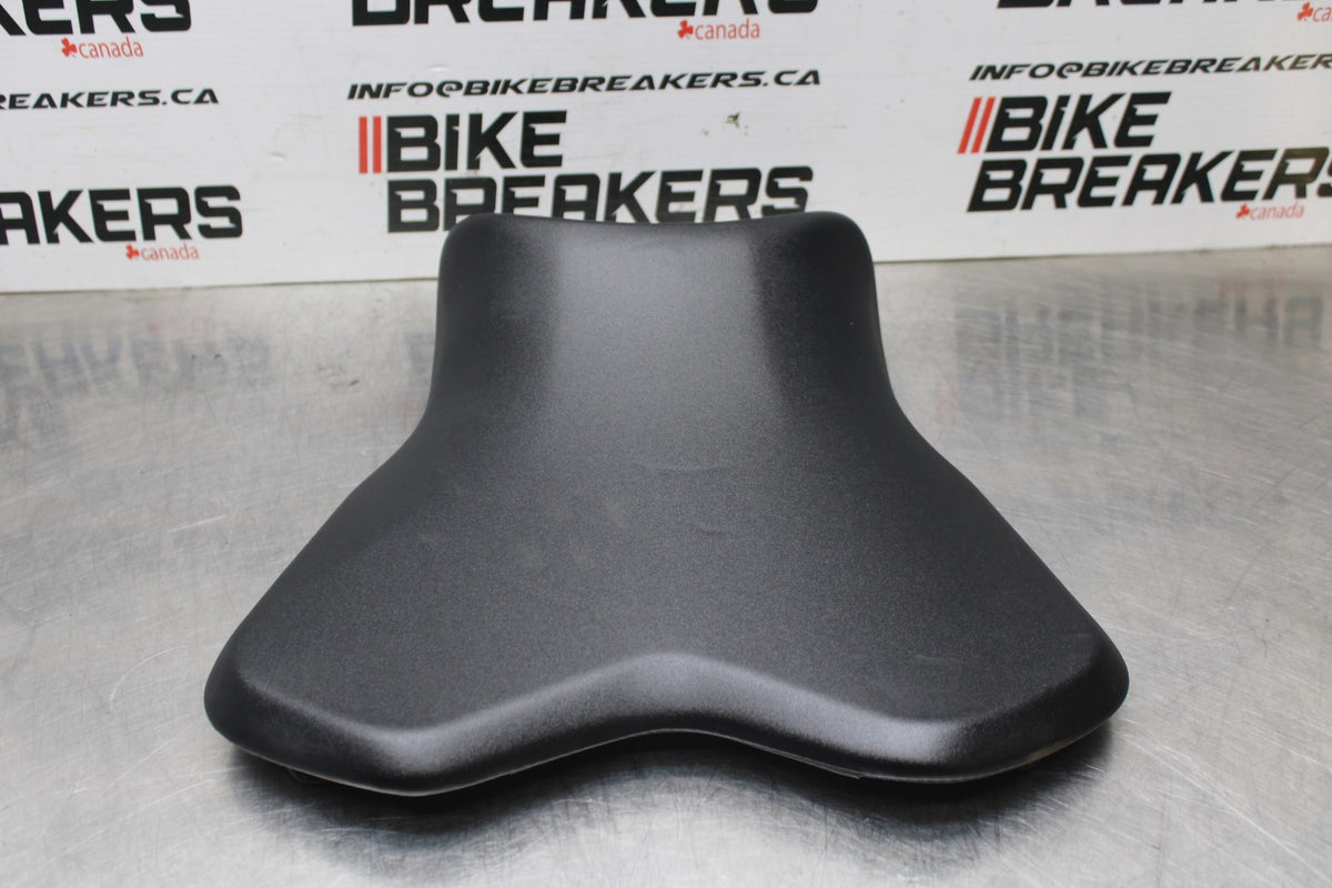 18 YAMAHA YZF R1  FRONT DRIVERS SEAT PAD SADDLE PILLION BB838