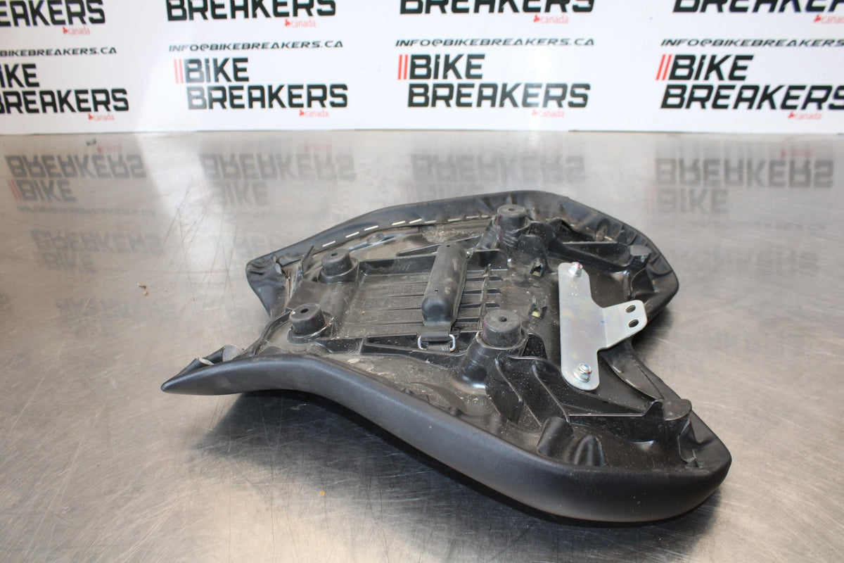 22-25 YAMAHA YZF R7 FRONT DRIVERS SEAT PAD SADDLE PILLION BB176