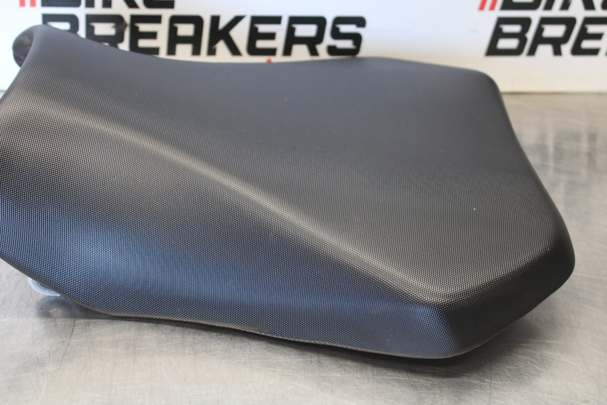 18 SUZUKI GSXR750 FRONT DRIVERS SEAT PAD SADDLE PILLION BB891