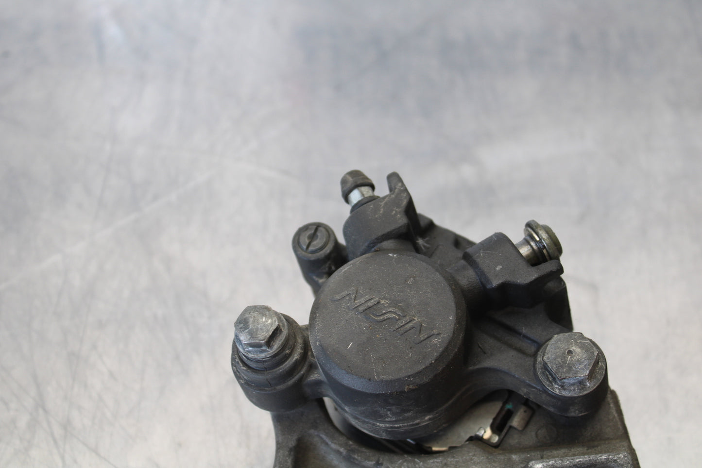 07-08 YAMAHA YZF R1 REAR BACK BRAKE CALIPER W MOUNT BRACKET BB160