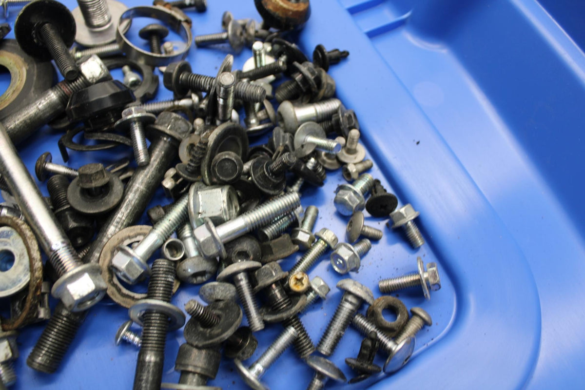 2015 Yamaha YZF R3 LEFTOVER MOUNTING BOLTS HARDWARE MOTOR SCREWS BB526