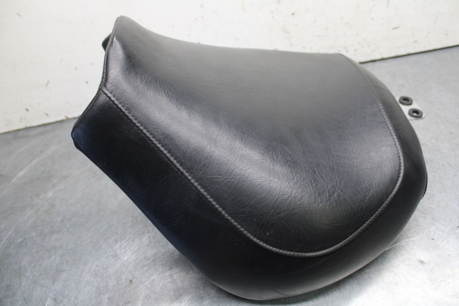 05-06 SUZUKI BOULEVARD M50 FRONT SEAT 45100-10F00-R22 45100-41F02-48H BB671