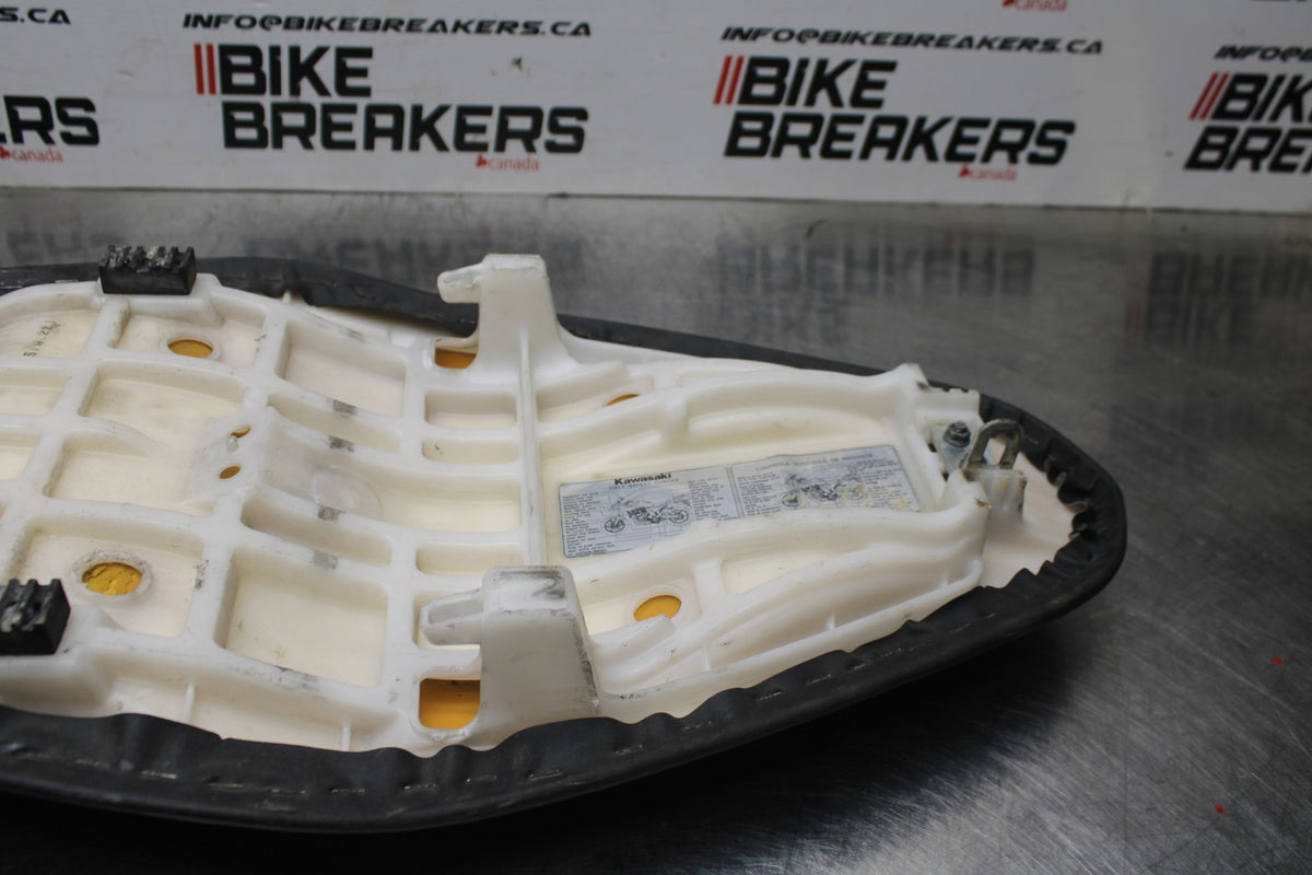 06 KAWASAKI Z750 FRONT REAR SEAT SADDLE BB837