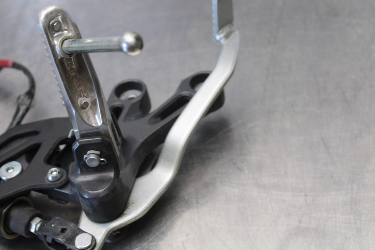 22-25 YAMAHA YZF R7 RIGHT REARSET REAR SET DRIVER FOOT PEG REST STOP BB176