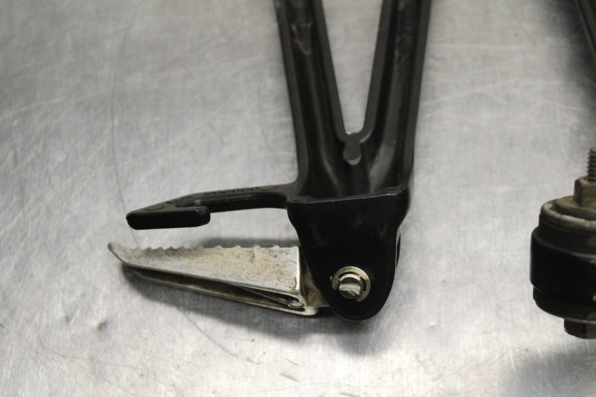 09 SUZUKI GSXR600 REAR BACK PASSENGER PEG SET PAIR BB759