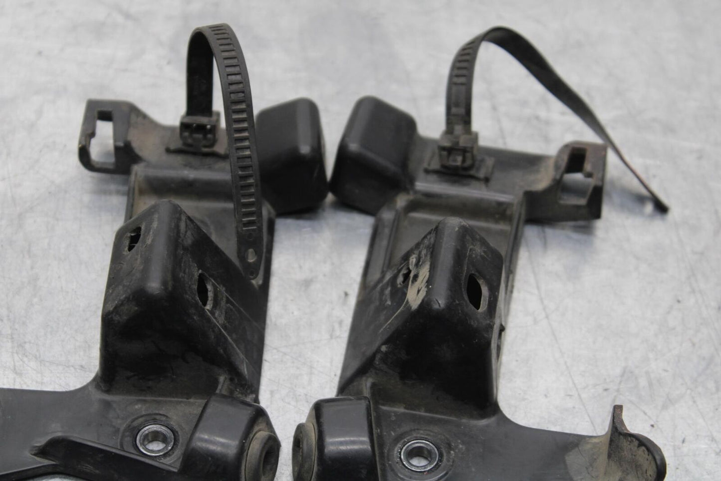2007 Yamaha YZF R6 FRAME TO FAIRING BRCKET MOUNT PAIR SET BB590