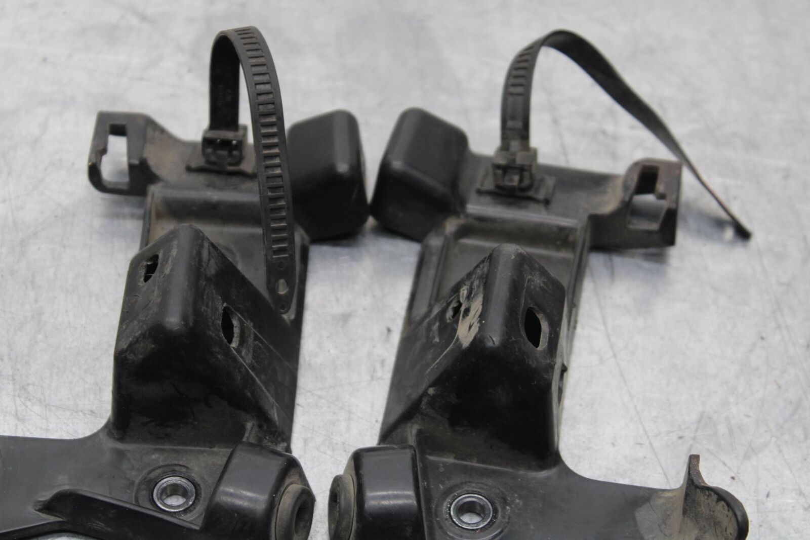 2007 Yamaha YZF R6 FRAME TO FAIRING BRCKET MOUNT PAIR SET BB590