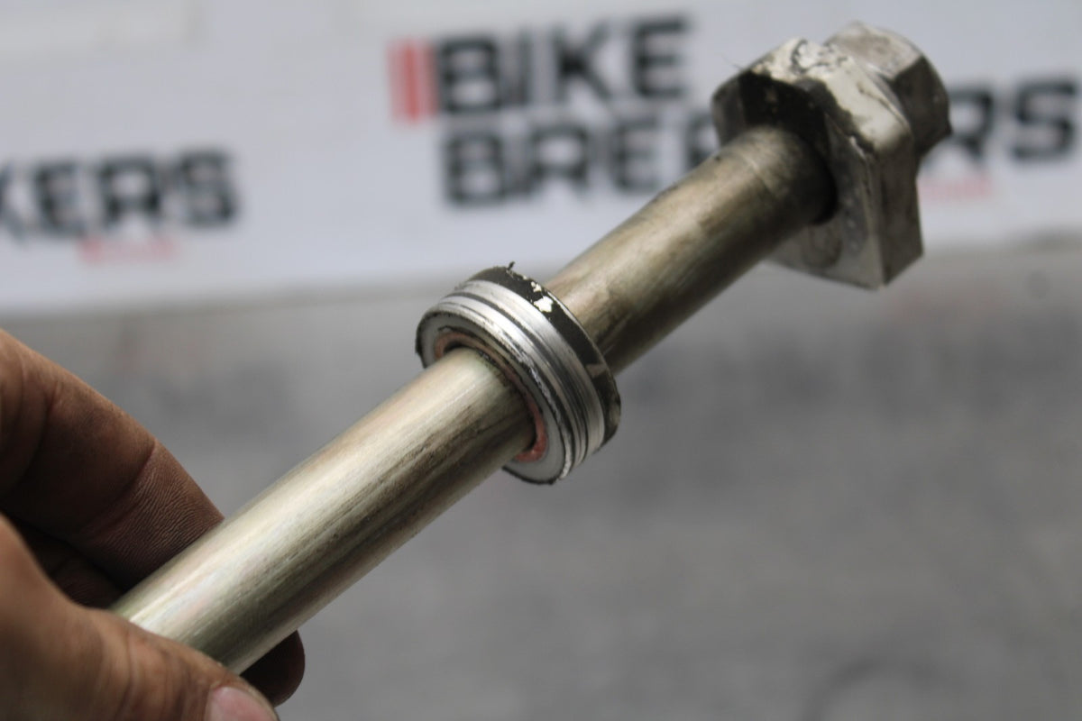 12 TRIUMPH STREET TRIPLE R REAR AXLE BACK WHEEL RIM PIVOT BOLT AXEL BB914