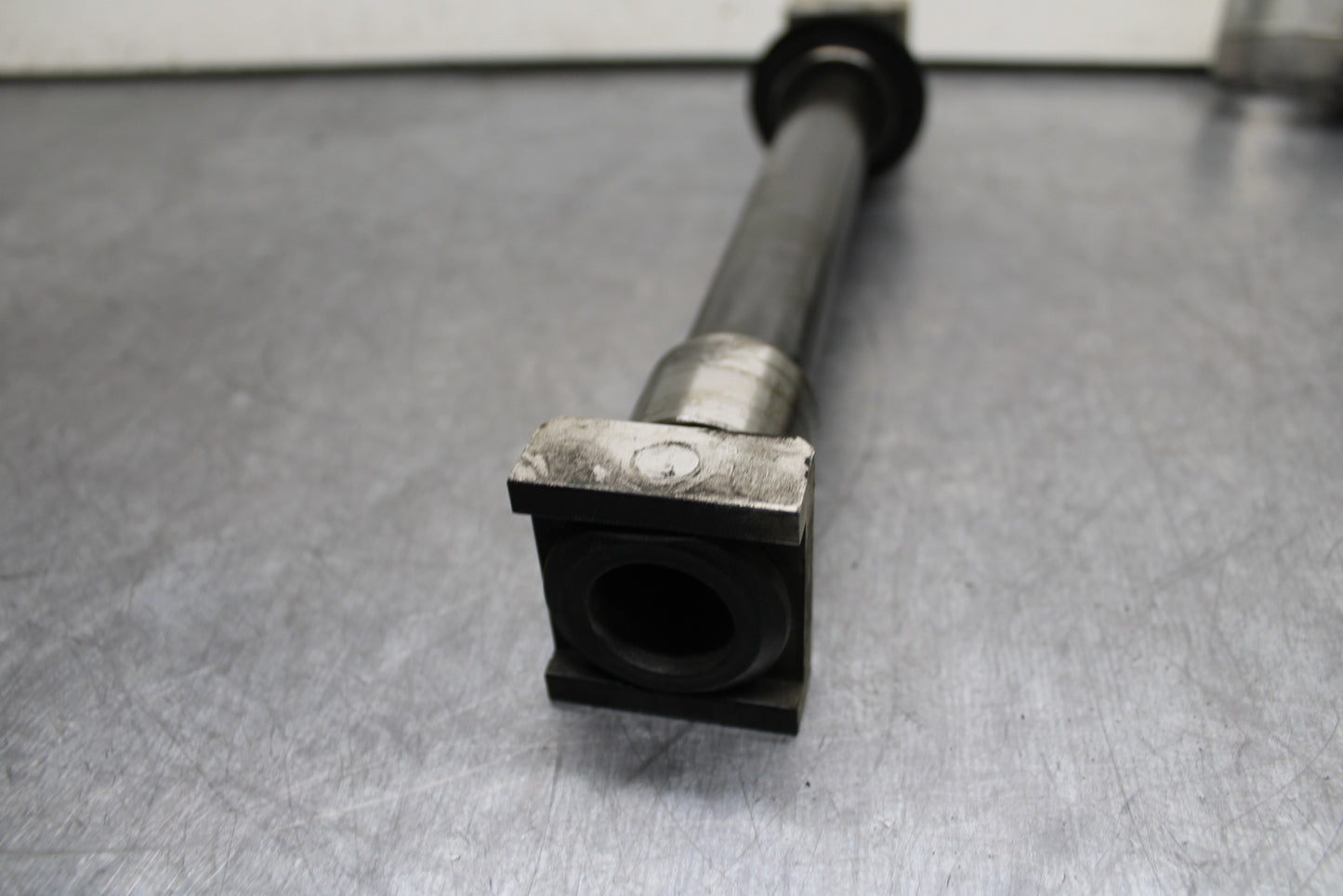03-05 YAMAHA YZF R6  REAR AXLE BACK WHEEL RIM PIVOT BOLT AXEL BB751