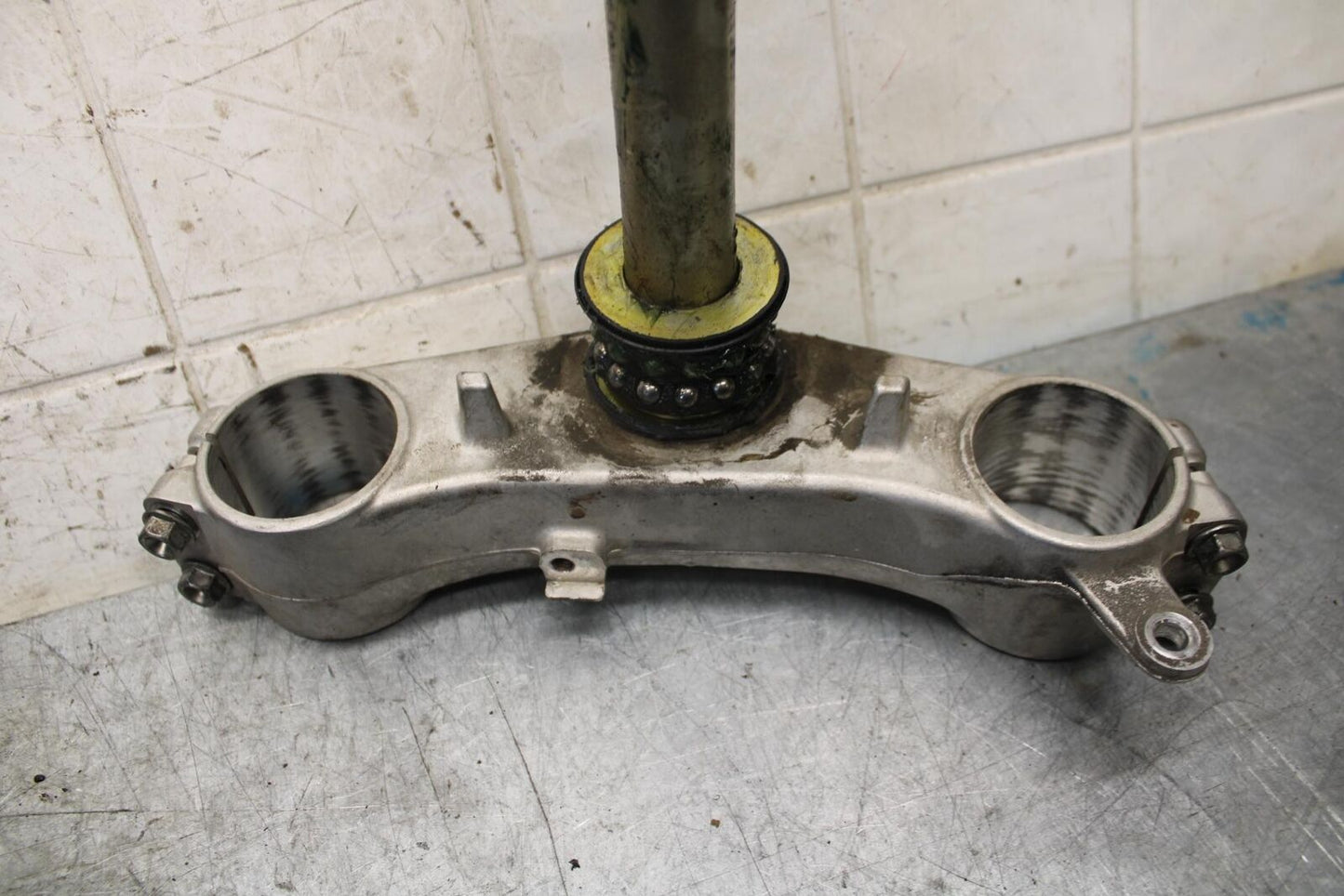 2007 Suzuki GSXR600 FRONT FORKS CLAMP LOWER TRIPLE TREE STEM 51410-01H10 BB540