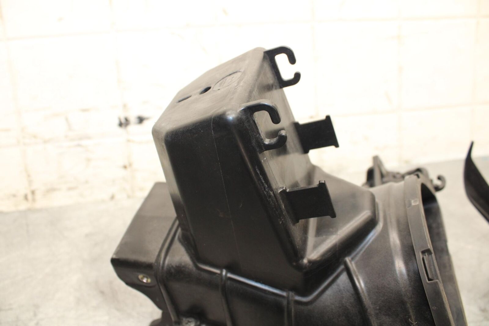 2009 Kawasaki Ninja ZX6R ZX600R UPPER FAIRING MIRROR GAUGES STAY BRACKET BB548