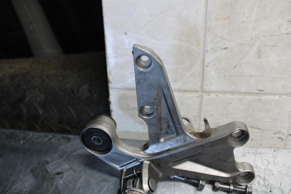 2016 Honda CBR1000RR RIGHT REARSET REAR SET DRIVER FOOT PEG REST STOP BB530