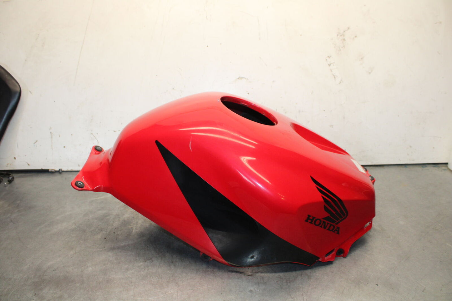 05-06 HONDA CBR600RR GAS TANK FUEL CELL COVER FAIRING COWL BB655