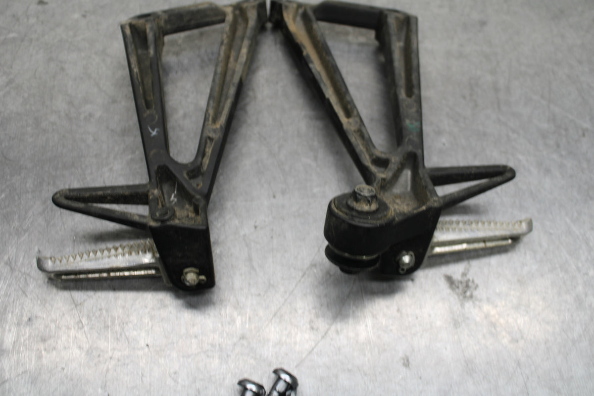 19-21 YAMAHA YZF R3 REAR BACK PASSENGER PEG SET PAIR BB121