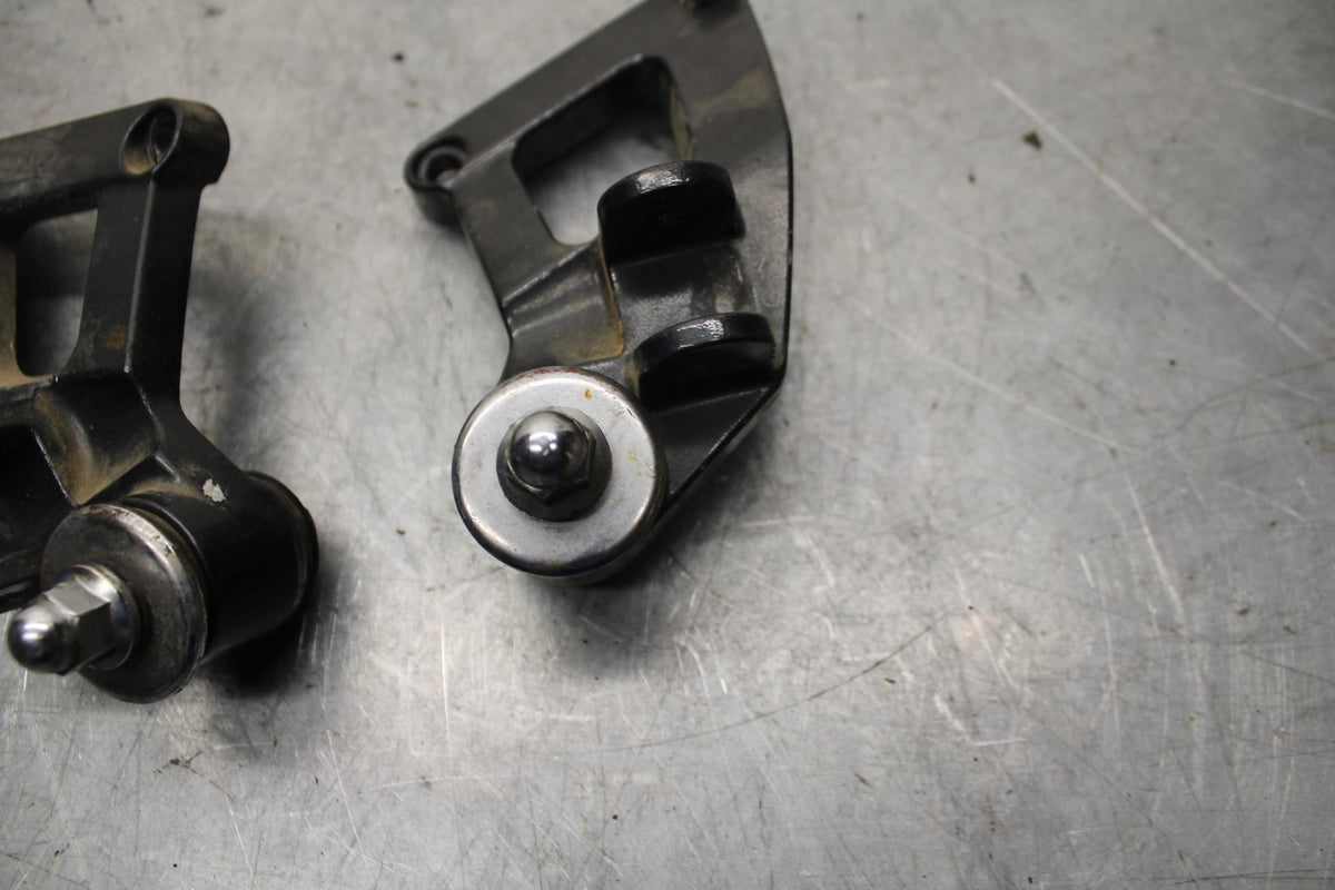 00-01 KAWASAKI ZZR600 REAR BACK PASSENGER PEG BRACKET SET PAIR BB31