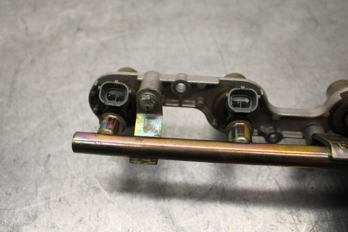 2006 Honda CBR600RR SECONDARY FUEL INJECTORS TOP AIRBOX GAS RAIL BB63