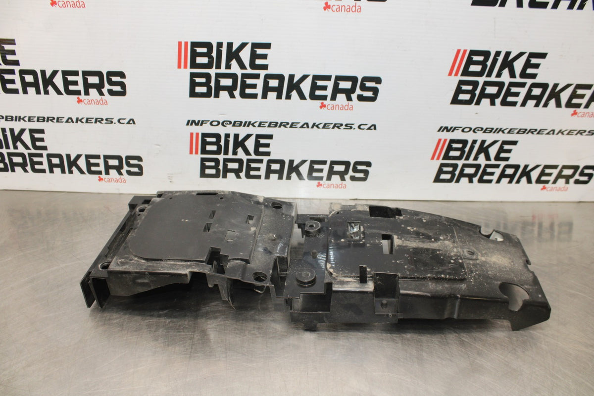 08-16 YAMAHA YZF R6 REAR BACK TAIL UNDERTAIL BATTERY TRAY PLASTIC BB856